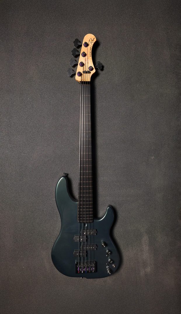 Janek Gwizdala Bass 3